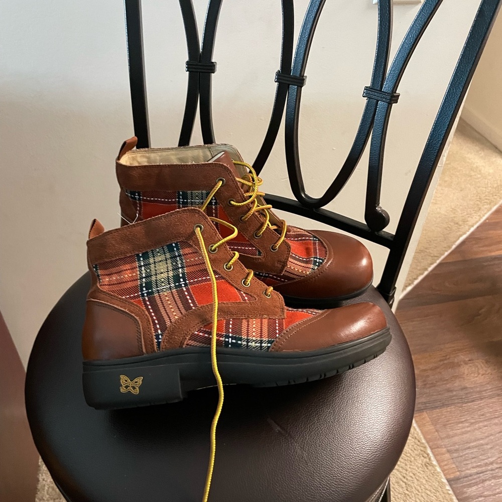 Algeria multi color boot, size ten, great condition, leather and fabric